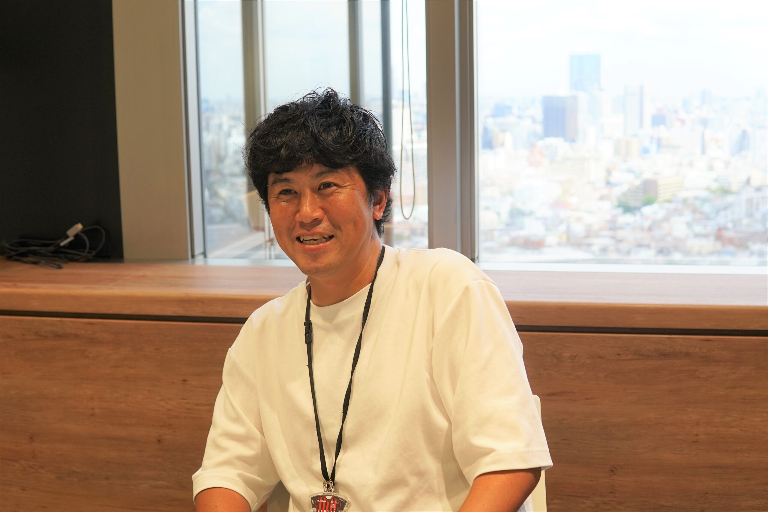 インタビュー中の新出さん