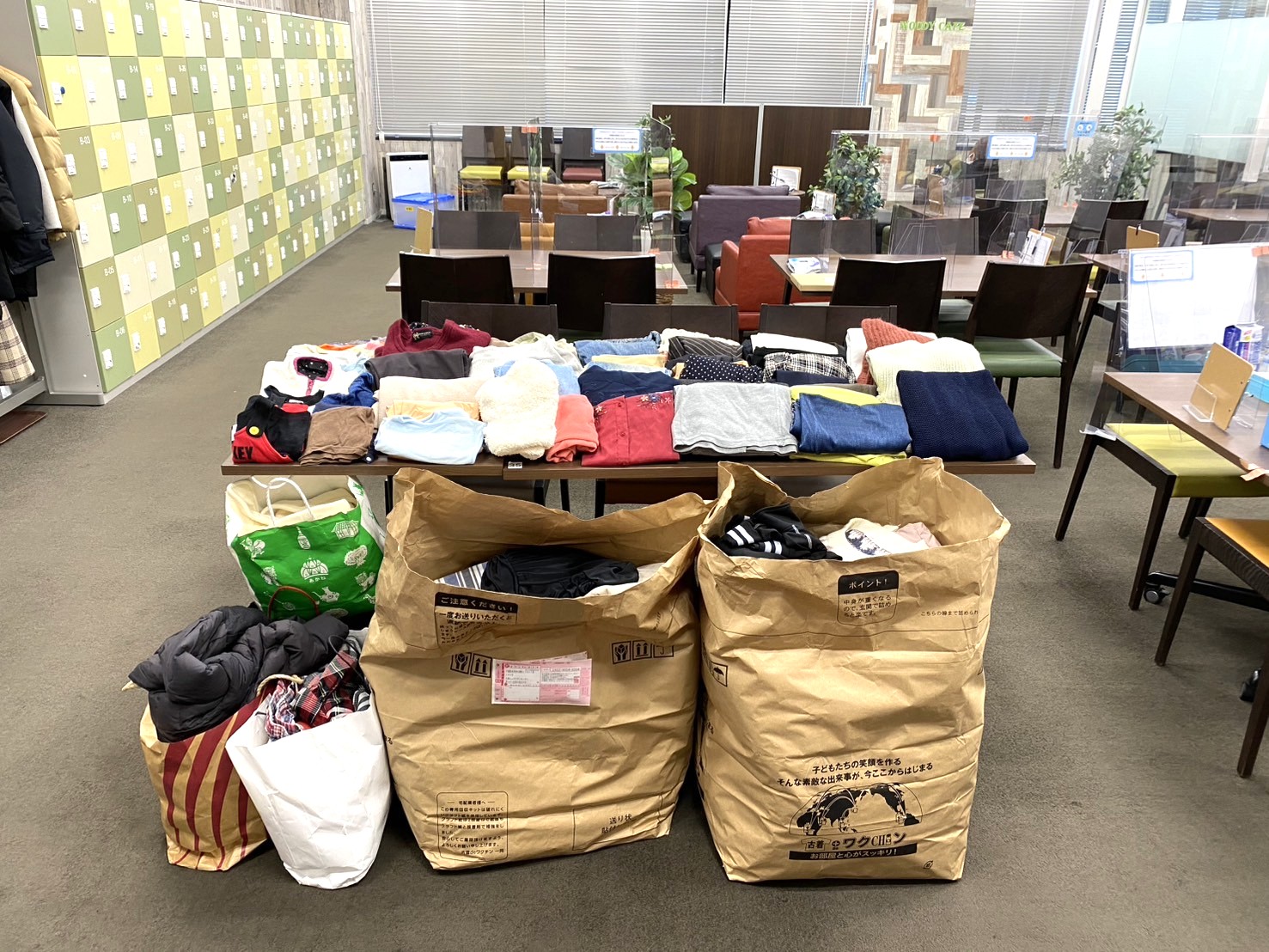 集められたたくさんんの古着