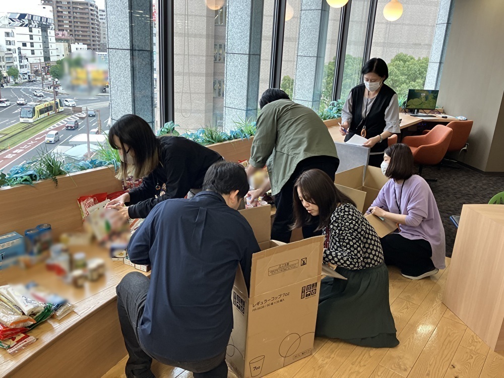 集められたたくさんの食料を仕分ける社員