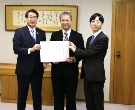 中原新潟市長、大倉社長と新潟センター室長が笑顔で感謝状を持っている様子